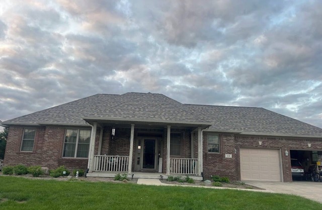 Cozy family home complete with 2 friendly cats-close to everything!