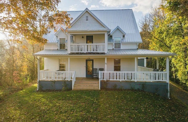 Cozy Farmhouse - 10 min to AVL!