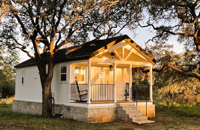 Cozy Farmhouse Cabin Near Colorado Bend State Park