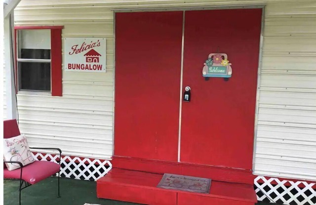 Cozy Felicia Bungalow