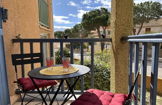 Cozy 1BR Apt with Balcony & Parking - 800m from Beach - Pet Friendly