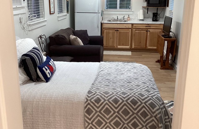 Cozy Guest House - Bastrop, TXnRelax in the pines!