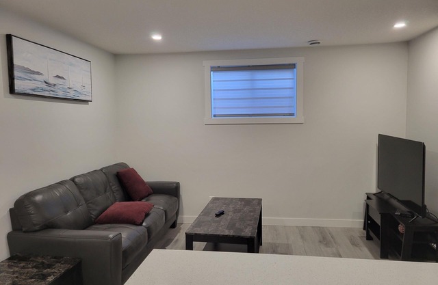 Cozy Guest suite in Airdrie 2 Queen beds