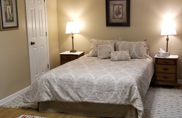 COZY GUEST SUITE ON SEPARATE FLOOR & PRIVATE ENTRANCE