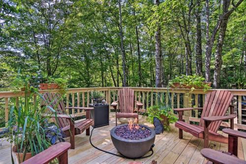 Cozy Hideaway with Grill, 17 Mi to Asheville