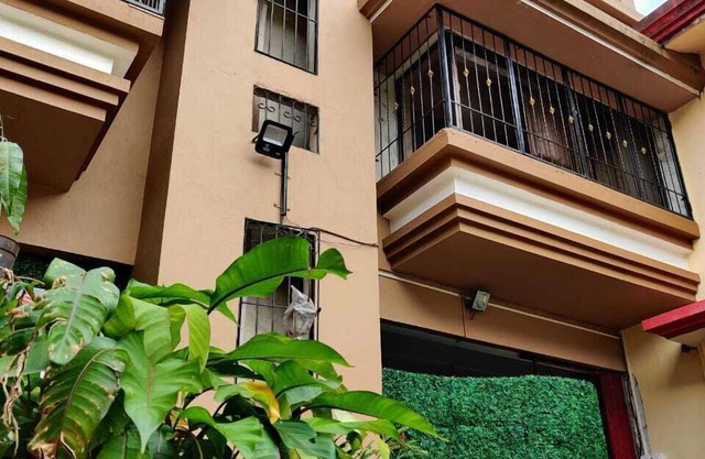 Cozy Hill-touch villa with Lounge Pool. Quiet neighbourhood. Quick trek to lake