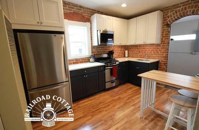 Cozy Historic Cottage in downtown Salida, Close to Everything! Relax & Unwind!