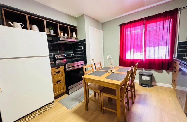 Cozy Home - 8 mins to Downtown!