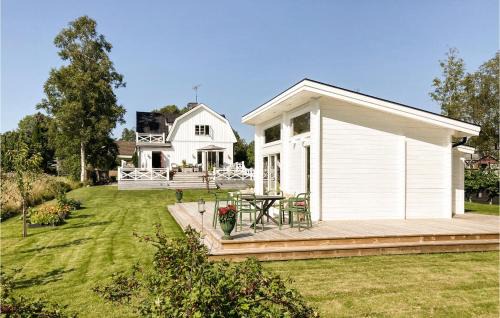 Cozy Home In Åmmeberg With Wifi
