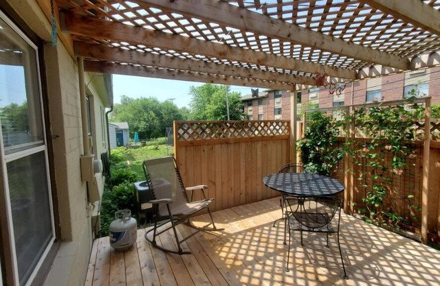 Cozy home in historic Aksarben area. 10 minute drive to downtown.