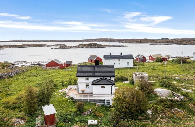 Cozy home in Norddyrøy with kitchen
