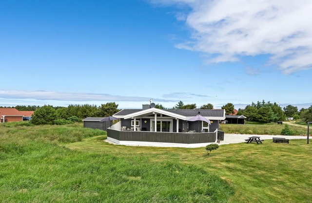 Cozy home in Vejers Strand with WiFi
