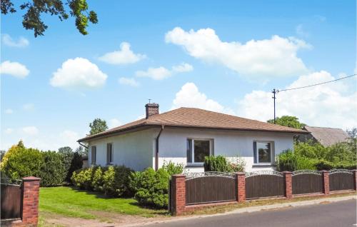 Cozy Home In Warnoleka With Wifi