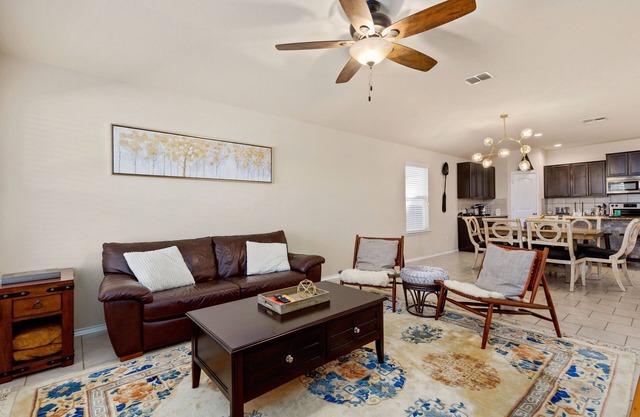 Cozy Home Near AF BMT Lackland, Seaworld, Riverwalk, Six Flags & More