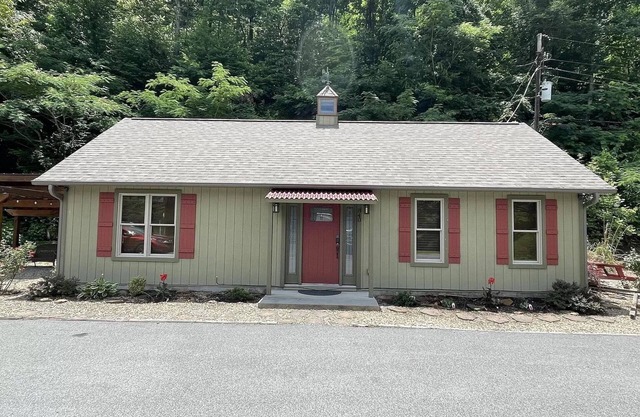 Cozy/Home Serenity at It's Best. Come Stay Awhile-1 Mi From Gatlinburg Parkway!