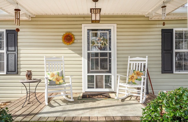 Cozy Hometown Getaway!