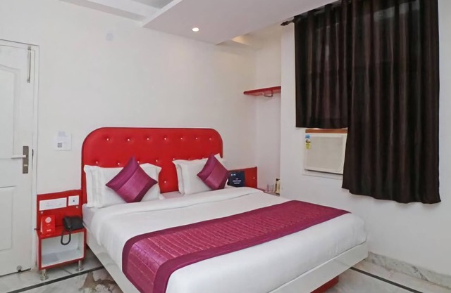 Cozy hotel Leo Continental in New Delhi with AC Room