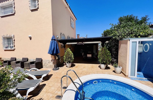 Cozy house with pool and large barbecue