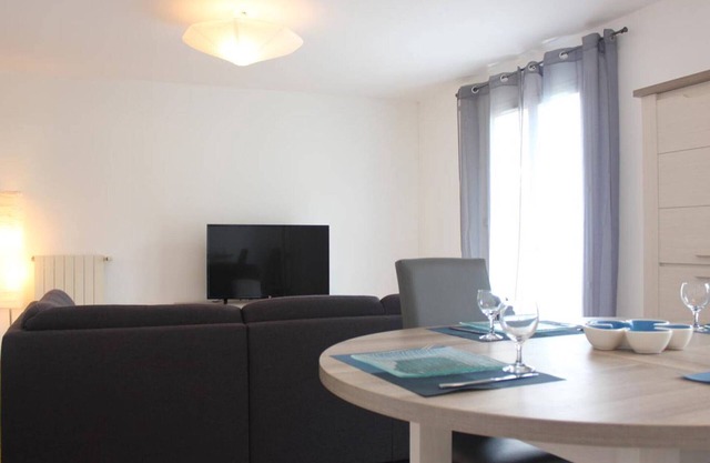 Cozy House with Garden, Near Aytré Beach and La Rochelle, Sleeps 6