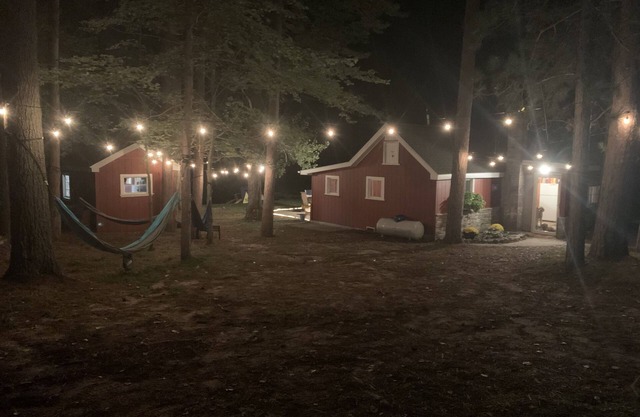Cozy Lake front getaway -ONLY 7 min from Pictured Rocks National Lakeshore.