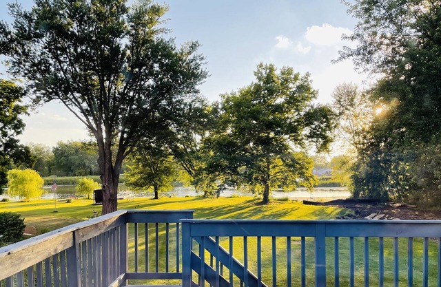 Cozy Lake Front Getaway! Views/Fishing/Dogs Welcome/Skiing/Kayaks/Huge Yard!