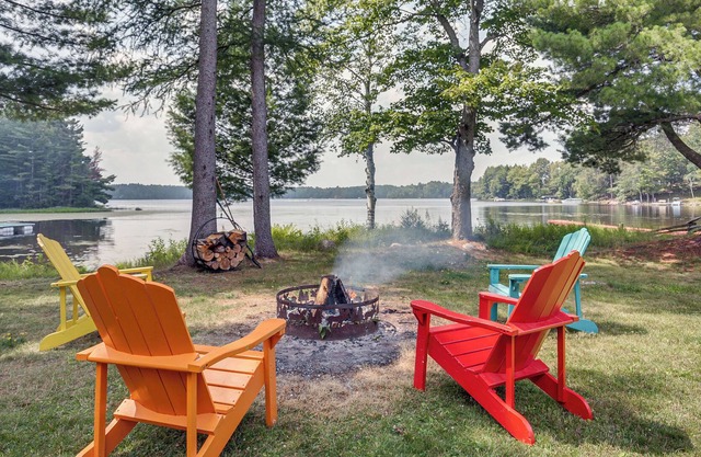 Cozy Lakefront Cottage w/ Dock, Kayaks & Views!