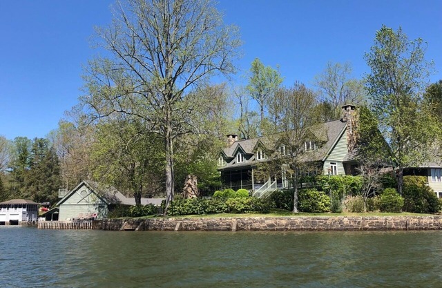 Cozy, Lakefront Home - Lake Summit