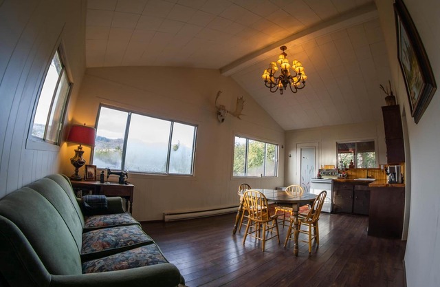 Cozy Lakefront Kabin + Hot Tub & Fire Pit