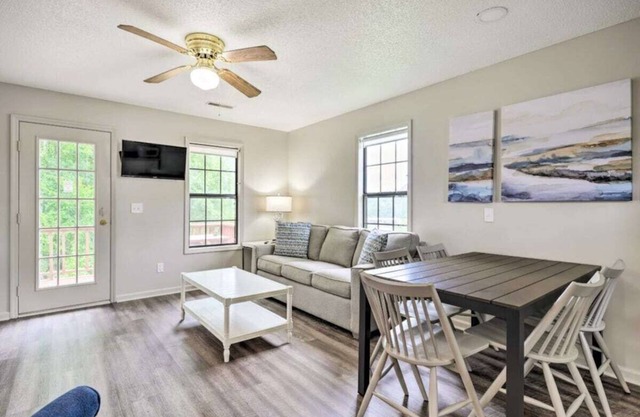 Cozy, lakeside cabin on beautiful Tims Ford Lake