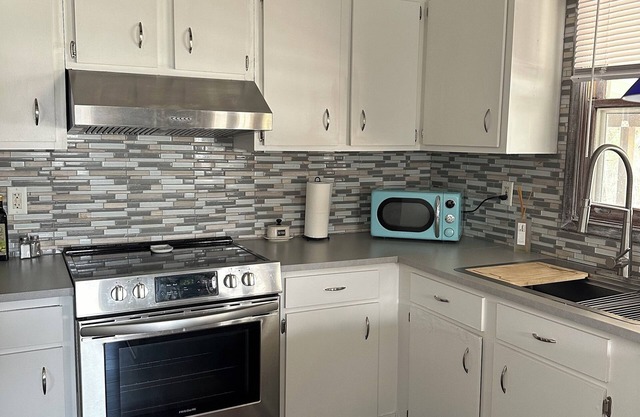 Cozy lakeside cottage with huge deck in quaint Pardeeville, Wisconsin