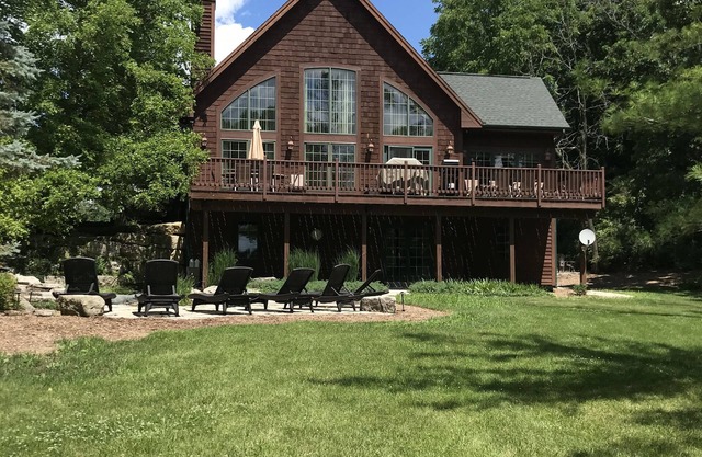 Cozy Lodge Style Home - 2.8 miles to Town - 3 Acres w Views of Lake - Fire Pit