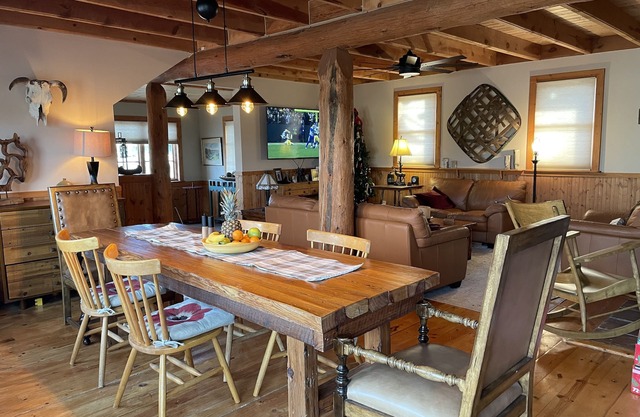 Cozy Log-beamed cabin near Yellowstone and Ennis’ World class Madison River