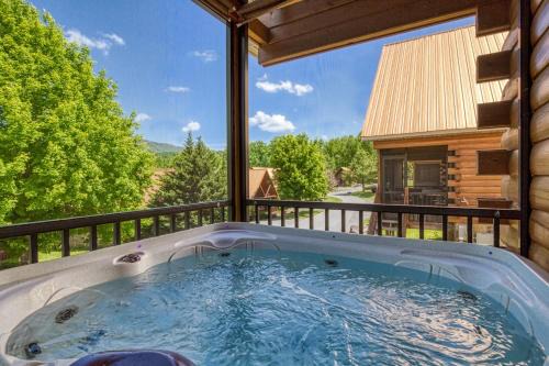 Cozy Log Cabin, hot tub, pool table, pool access