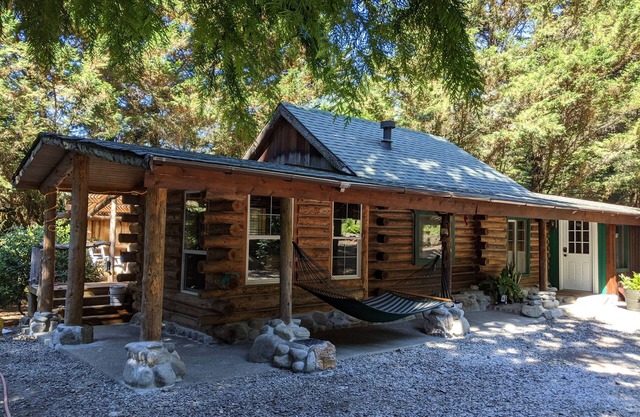Cozy Log Cabin in peaceful wooded surroundings