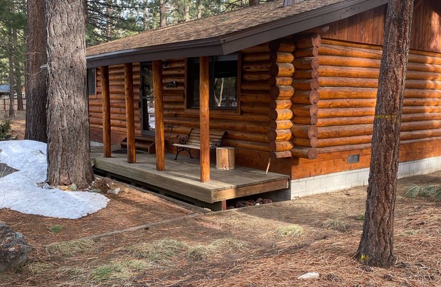 Cozy Log Cabin — Short Walk to Lake, Meadow, Dining, and More.