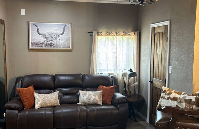 Cozy Longhorn Suite on the River