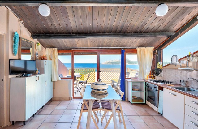 Cozy Mansard Apartment “Sul Mare a Santa Teresa” with Wi-Fi, Sea View, Terrace & Garden