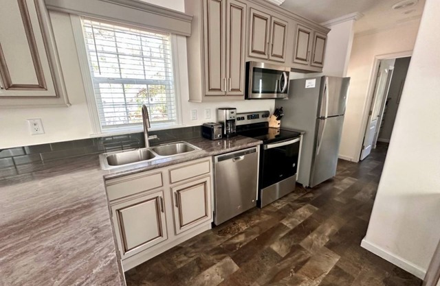 Cozy mobile home in charming Crystal River with WiFi and AC