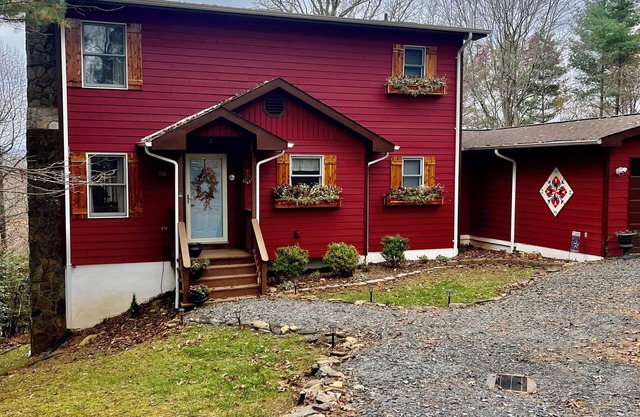 Cozy Mountain Escape near W.Jefferson: Relax & Reconnect!