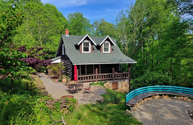 Cozy mountain retreat in the woods, close to Asheville activities