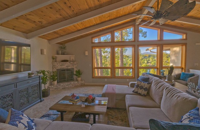 Cozy Mountain retreat with Lake views near Yosemite