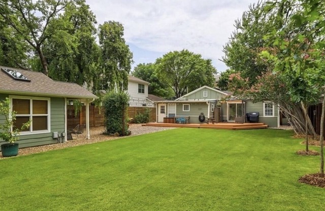 Cozy Multi-Property Bungalow in Central Austin W/Hot Tub