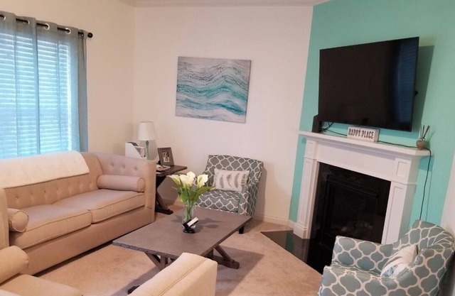 Cozy New Build on a private street near the downtown Norfolk and Greenbrier.