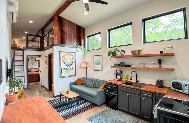 Cozy, new, east ATX Tiny home w/King bed, close to UT campus, downtown, airport