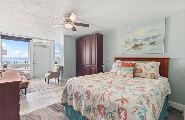 Cozy oceanfront studio with private balcony, kitchenette, and beautiful views!