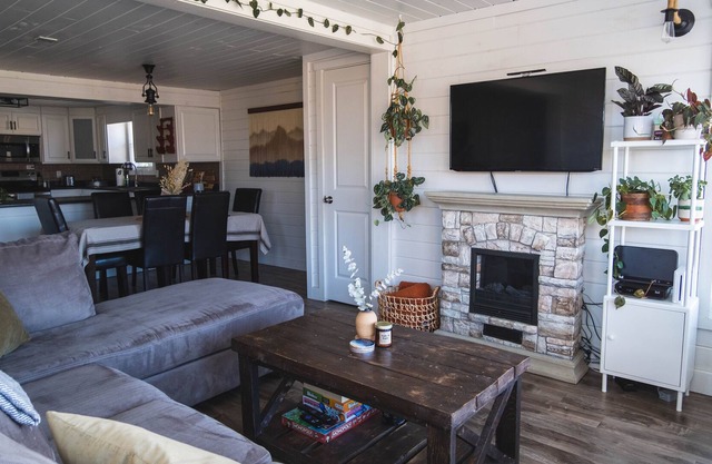 Cozy Oceanside Cottage with Private Beach Access