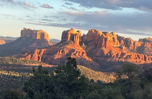 Cozy off grid cabin within walking distance to Oak Creek and Epic hiking trails!