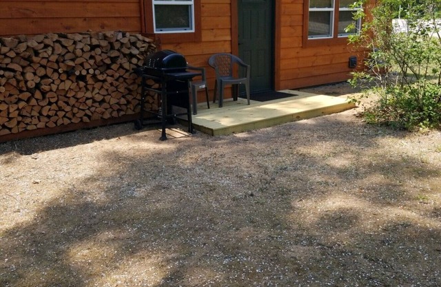 Cozy, open concept barnwood cabin with pool table & shuffleboard near PM river!