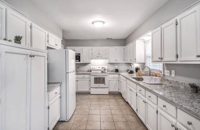 Cozy Patio, Mins to Downtown! Cordova Colonial