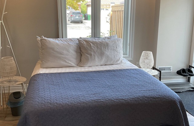 Cozy, peaceful family-friendly neighborhood-steps away from the credit river